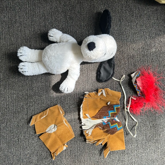 Snoopy | 1950s plush with 5 outfits and carrying case collectible - Picture 3 of 15